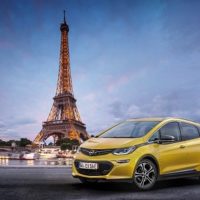 Opel Ampera-E 2017 das neue Elektroauto von Opel Frontansicht und Seitenansicht Kulisse in Paris Bildquelle: media.gm.com
