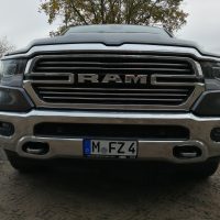 RAM 1500 Modelljahr 2019 Blick auf den Kühlergrill und die Front