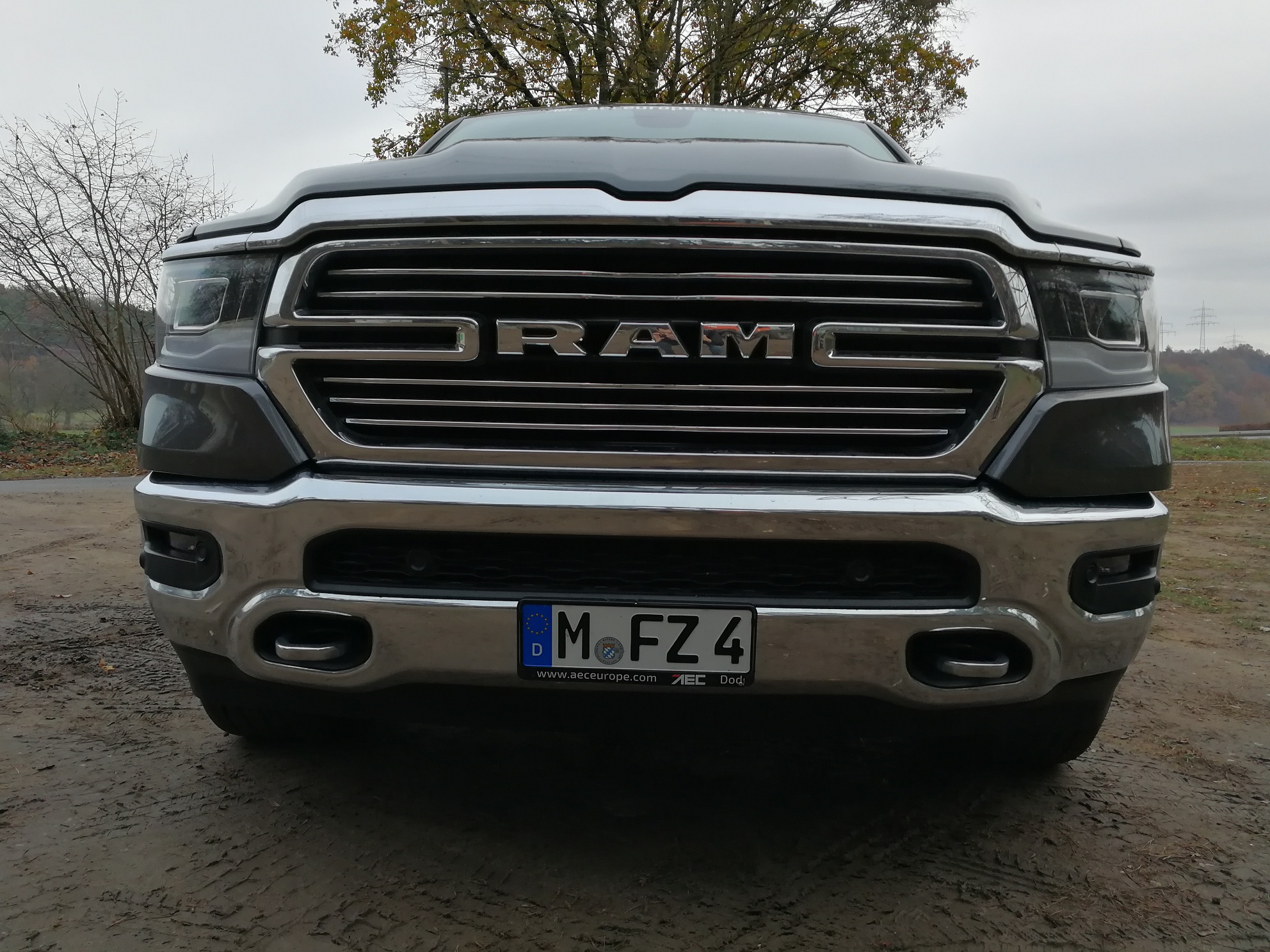 RAM 1500 Modelljahr 2019 Blick auf den Kühlergrill und die Front